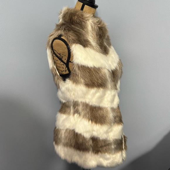 WHBM Faux Fur Vest - Picture 5 of 12